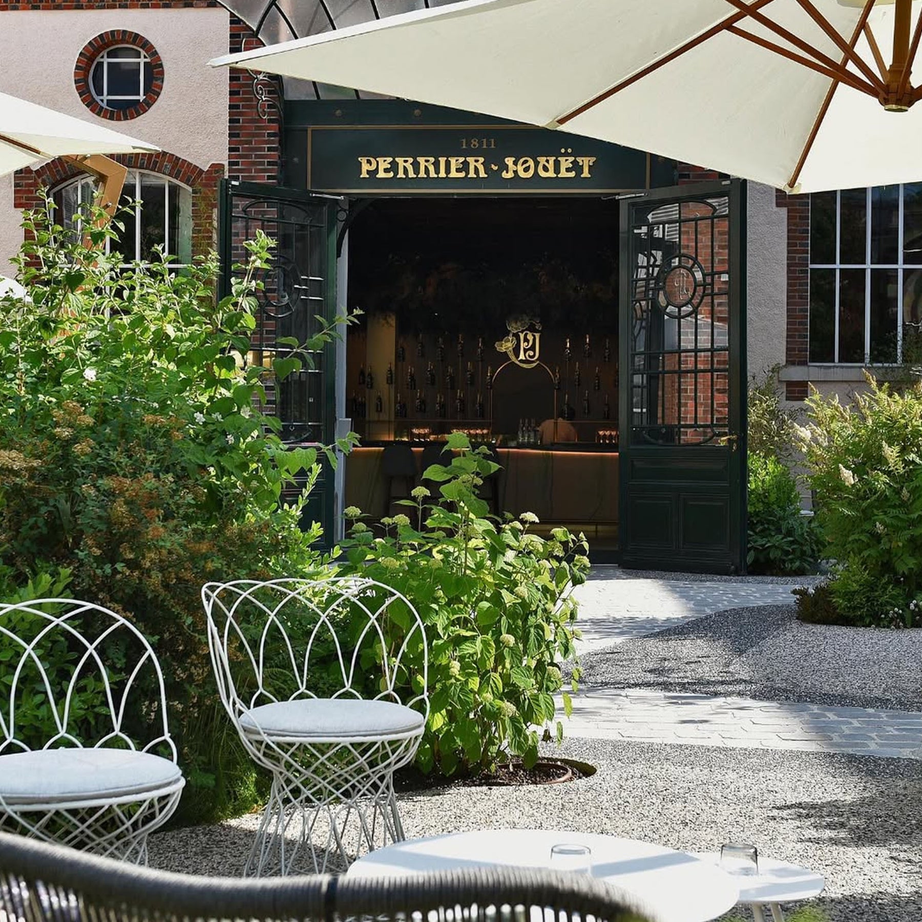 Perrier-Jouët Grand Brut NV + 2 Glasses Set