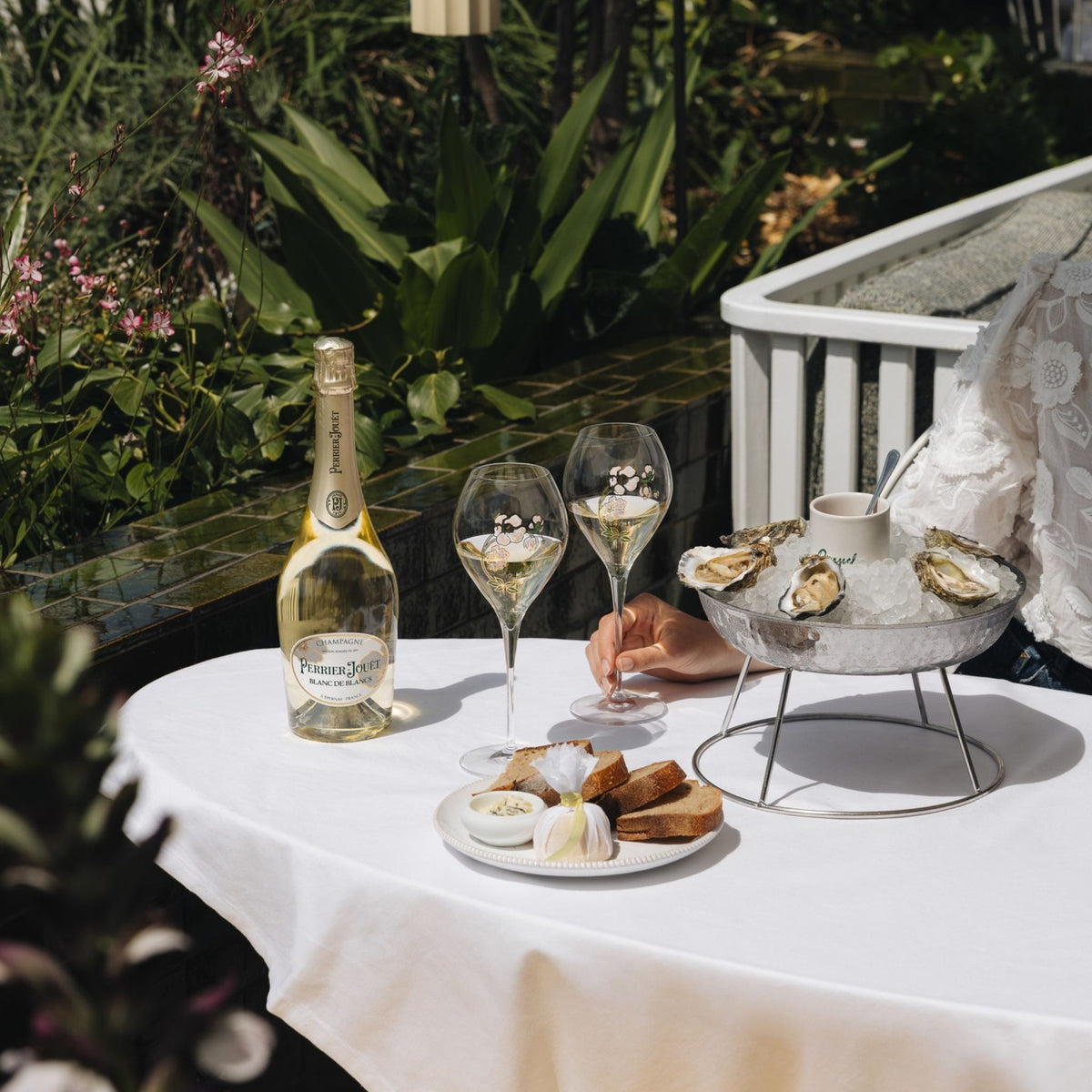 Perrier-Jouët Blanc de Blanc NV + 2 Glasses Set