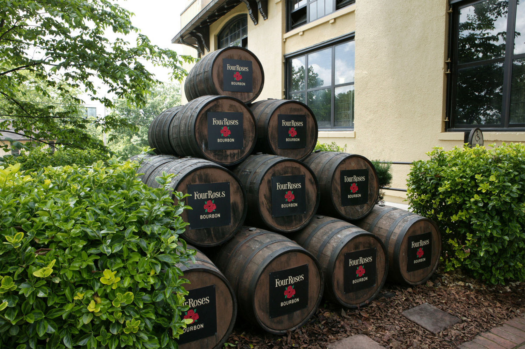 Four Roses Black Label Kentucky Straight Bourbon Whiskey 700ml - Kent Street Cellars