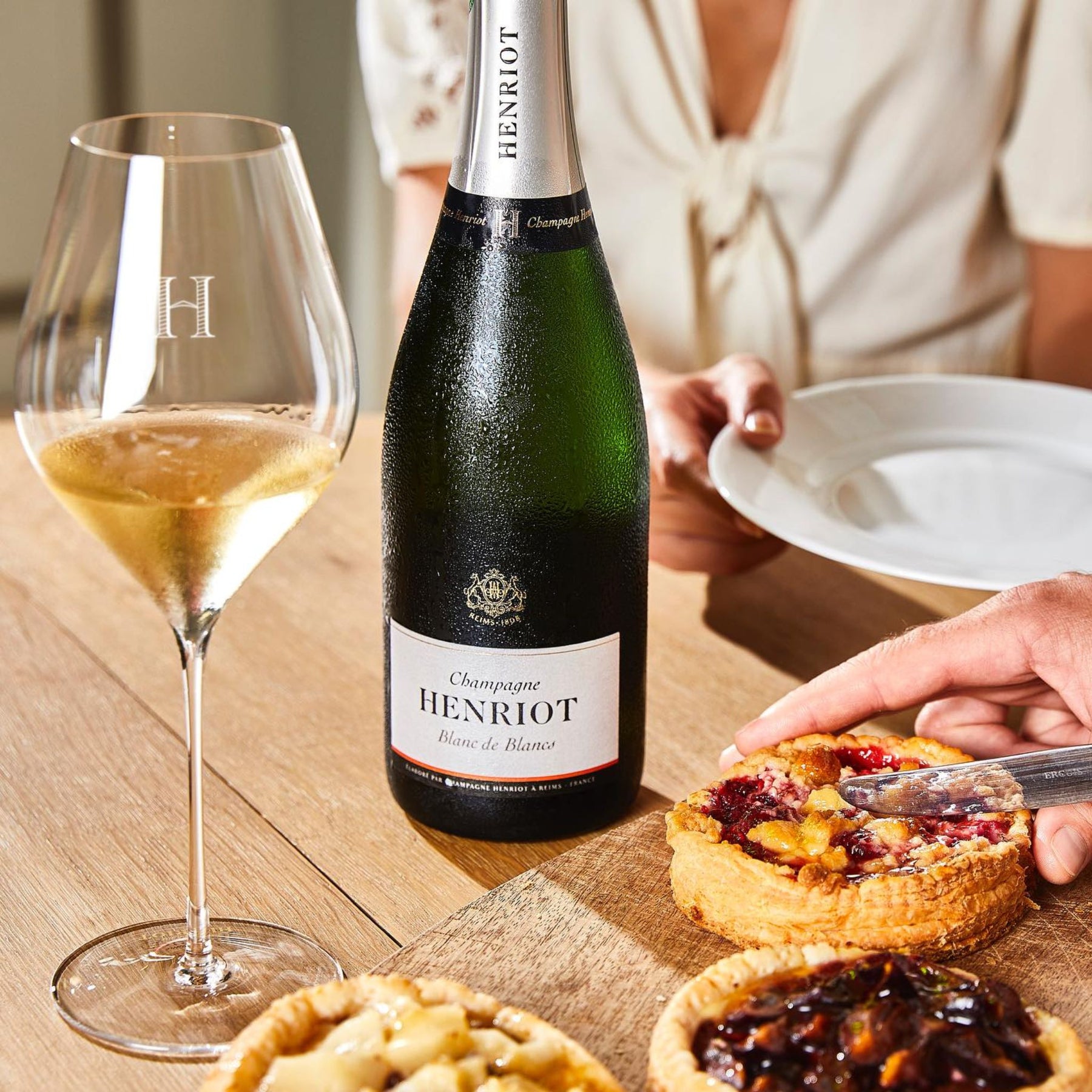 "A rich and flavorful Blanc de Blancs with grilled pineapple, lemon curd, toasted sourdough, chalk, puffed rice and hints of balsamic on the nose. It’s medium-bodied with silky bubbles and fresh acidity." - James Suckling - Kent Street Cellars